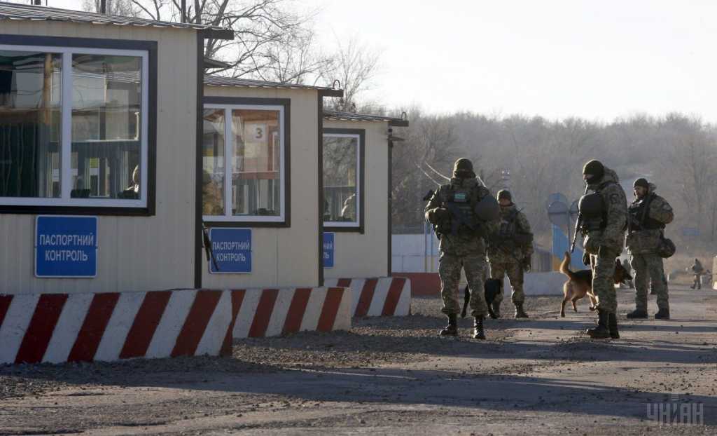 «Введен «красный» режим»: В Украине приостановили пропуск граждан на Донецк. Что произошло на КПВВ «Марьинка»