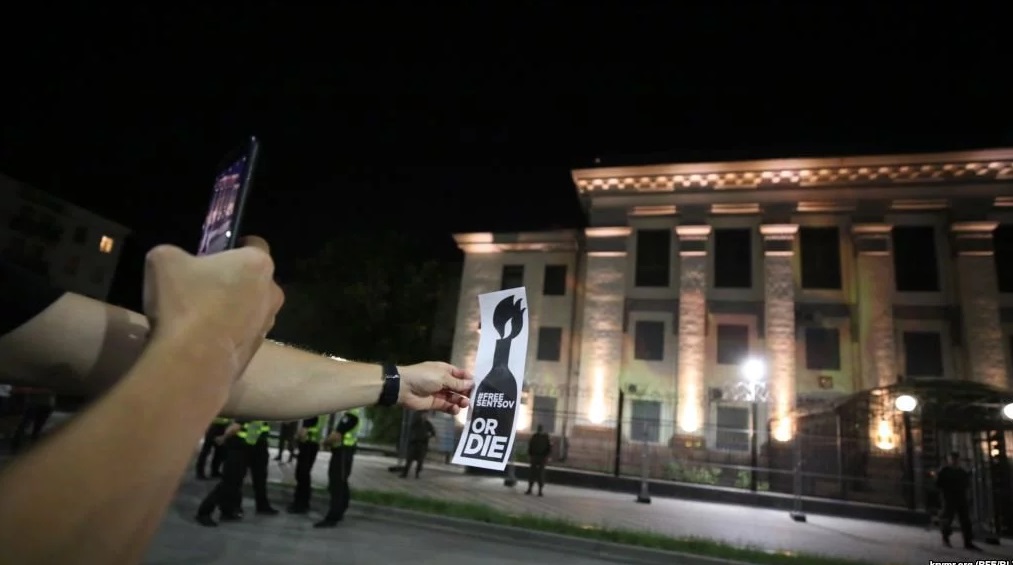 В Киеве «подожгли» посольство России: Активисты требуют освобождения украинского политзаключенного режиссера Олега Сенцова