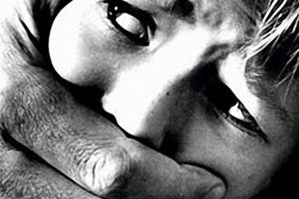 «Жену изнасиловали на глазах …»: 4 неизвестных напали на семейную пару. Мужчина беспомощно лежал и …