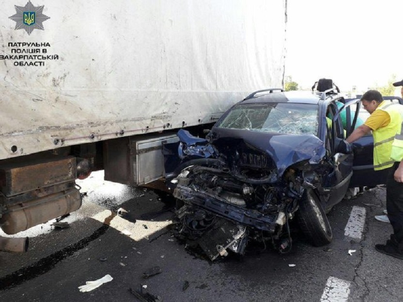 Страшная авария на Закарпатье: Машины разбросало в разные стороны
