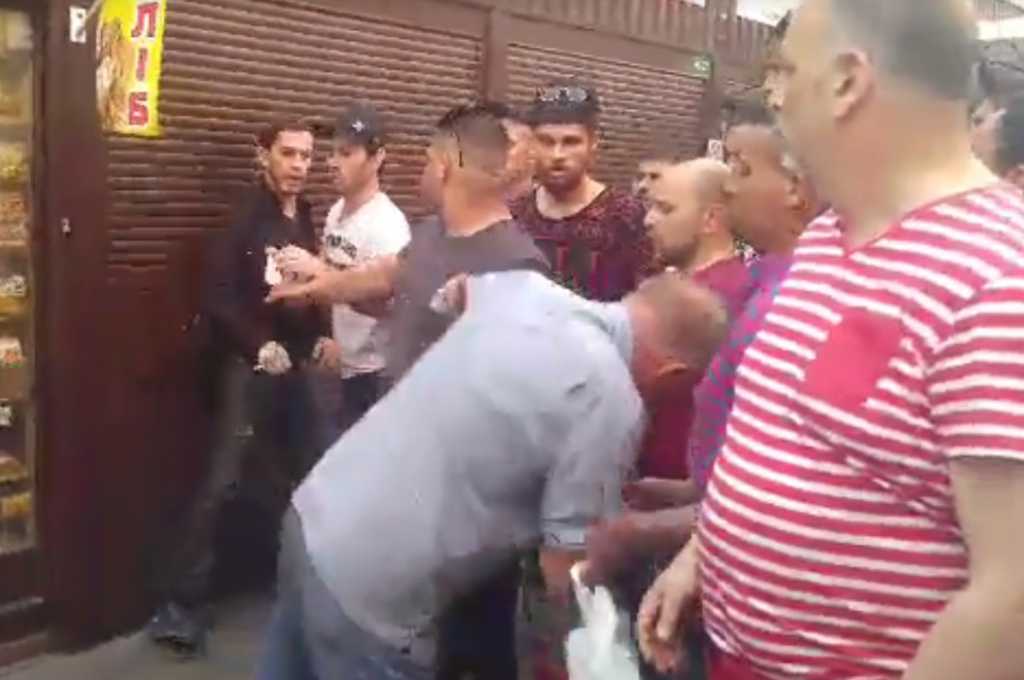 Толпа стояла и снимала на видео: В Киеве жестоко избили пенсионера, который просто сделал замечание