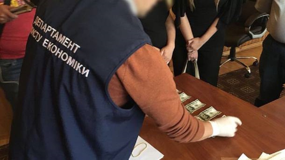 Предлагал трудоустроить за $2000: В Хмельницкой области задержали взяточника