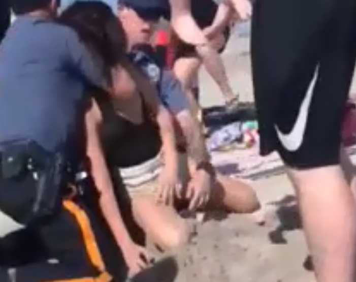 «Ударил по голове и начал душить»: Полицейский избил отдыхающую на пляже девушку прямо на глазах у её дочки