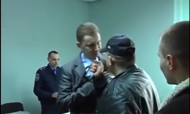 «Помните прокурора, которого Саша Белый таскал за галстук ..»: Общественный активист сделал эмоциональное заявление в адрес Таргония