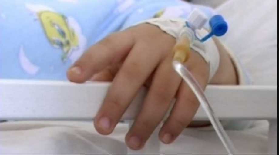 Ребенок в тяжелом состоянии: 2-летняя девочка отравилась средством для прочистки труб