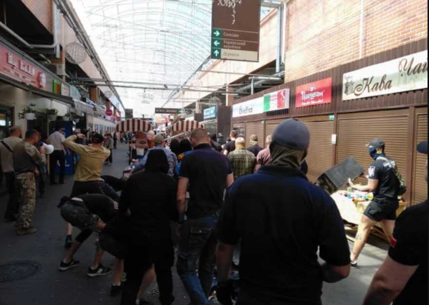 Задержали 34 человека: Полиция сообщила подробности массового погрома на рынке в Киеве