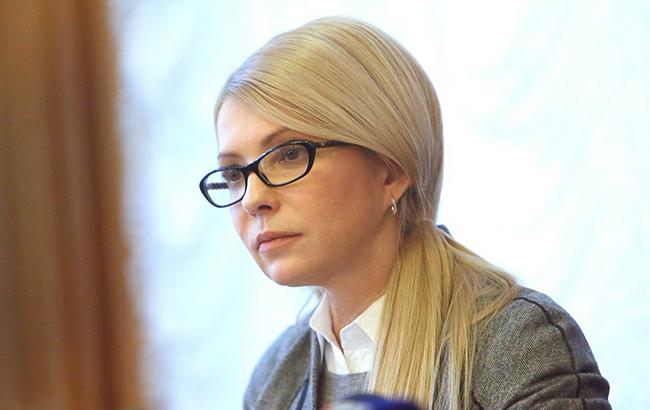 «Ортопедические тапки для больных на спину»: Тимошенко удивила Сеть стильной обувью