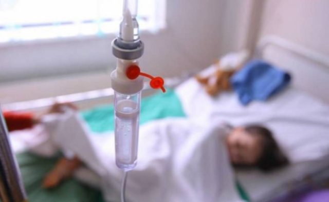 Жаловались на боль в животе и тошноту: По неизвестным причинам в больницу срочно доставили 12 детей