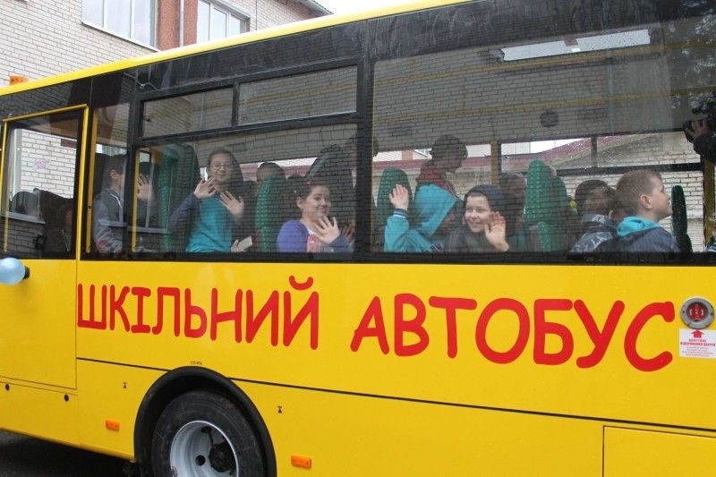 «Снес билборд, вылетел на встречную и врезался в автомобиль»: Автобус с львовскими учениками попал в ДТП