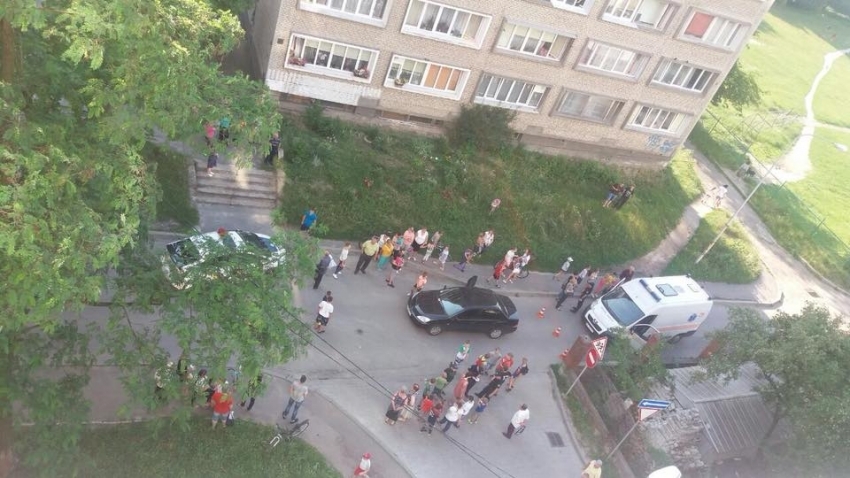 «До прибытия медиков ребенок лежал в салоне»: Во Львове автомобиль сбил 5-летнего мальчика