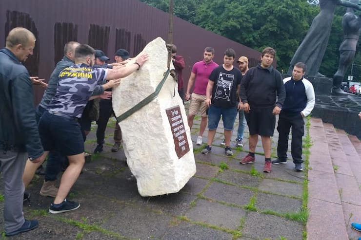 Заправка вместо сквера: Во Львове разгорелся скандал из-за демонтации памятника в честь УПА