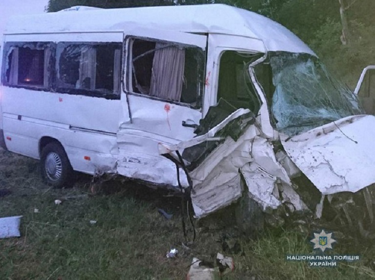 Водитель погиб на месте: На Львовщине «лоб в лоб» столкнулись два микроавтобуса, госпитализированы 9 человек