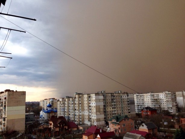 «Судный день»: Мощная песчаная буря накрыла Харьков (видео)