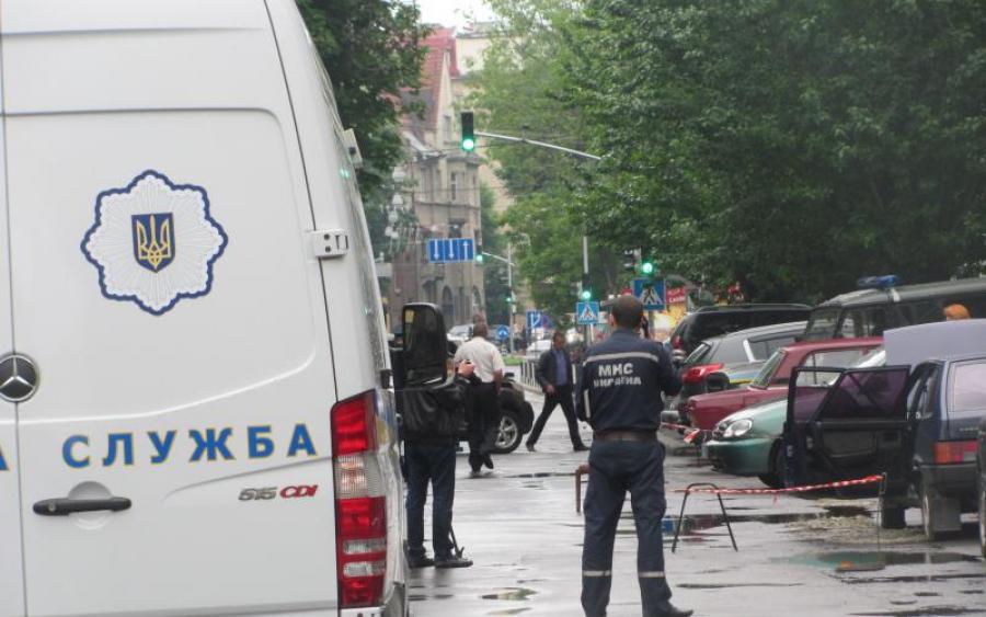 Люди задыхались внутри: Во Львове в магазин одежды бросили взрывчатку