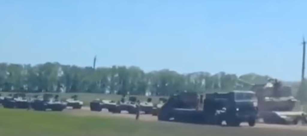 «Они готовятся»: У границы с Украиной зафиксировали колонну российской военной техники