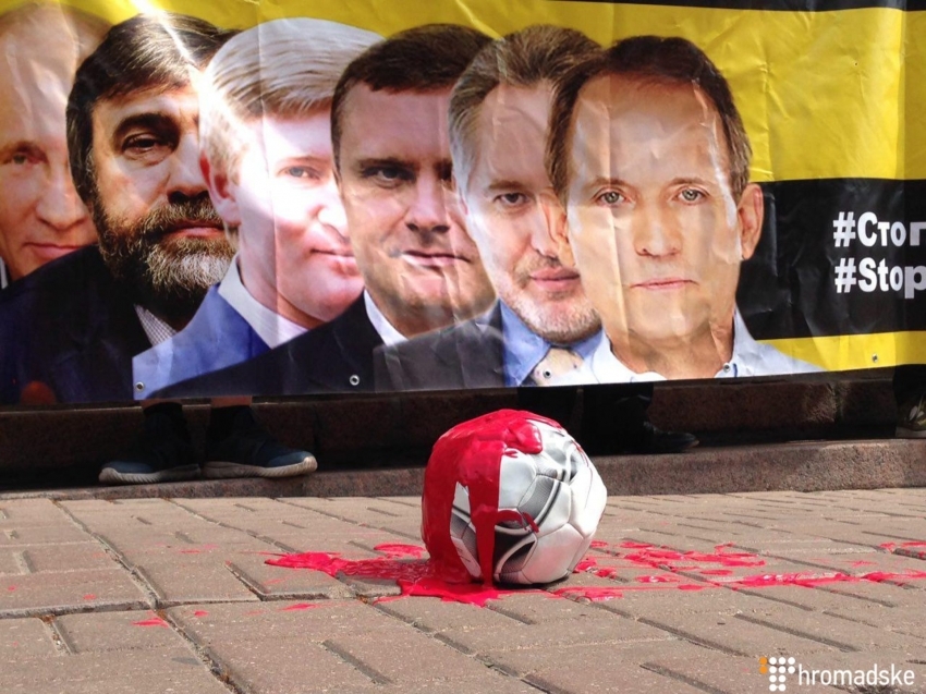 «Интер — на кладбище»: Разъяренные активисты пикетируют Нацсовет с требованием забрать у телеканала лицензию