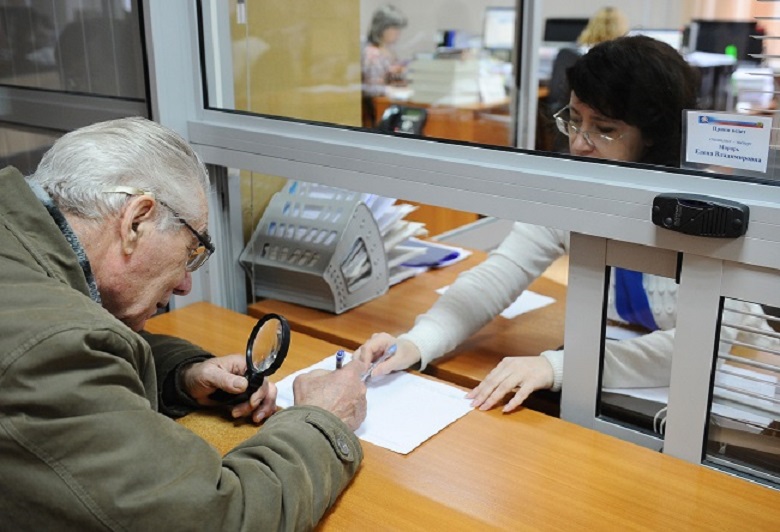«Повышенные пенсии, реестр должников и красные списки в больницах»: Что изменится для украинцев уже в июле