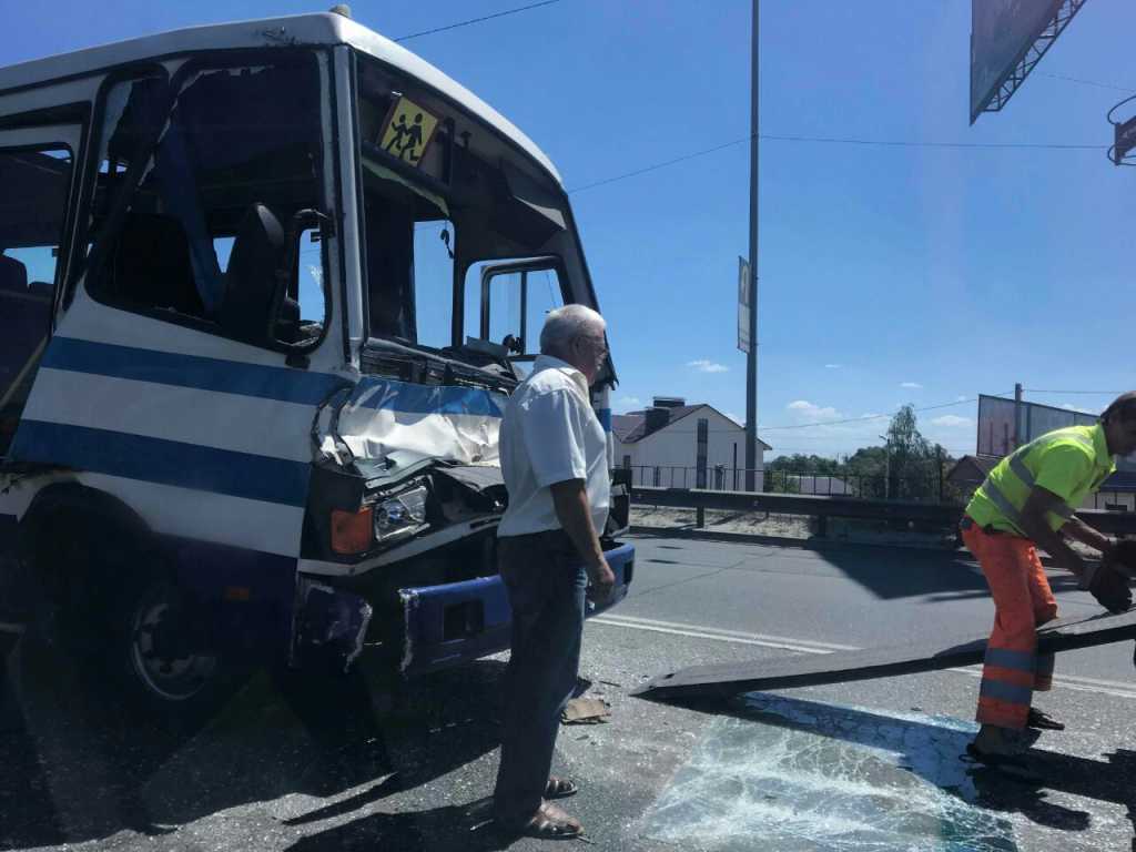 Масштабное ДТП под Киевом: Столкнулись автобус и два грузовика