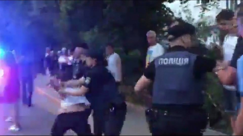 Во Львове пьяные подростки подрались с полицейскими