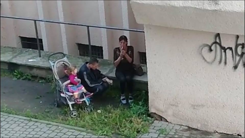 «Малыш в коляске за ними наблюдал»: Львовяне-наркоманы колются прямо на улице (Видео)