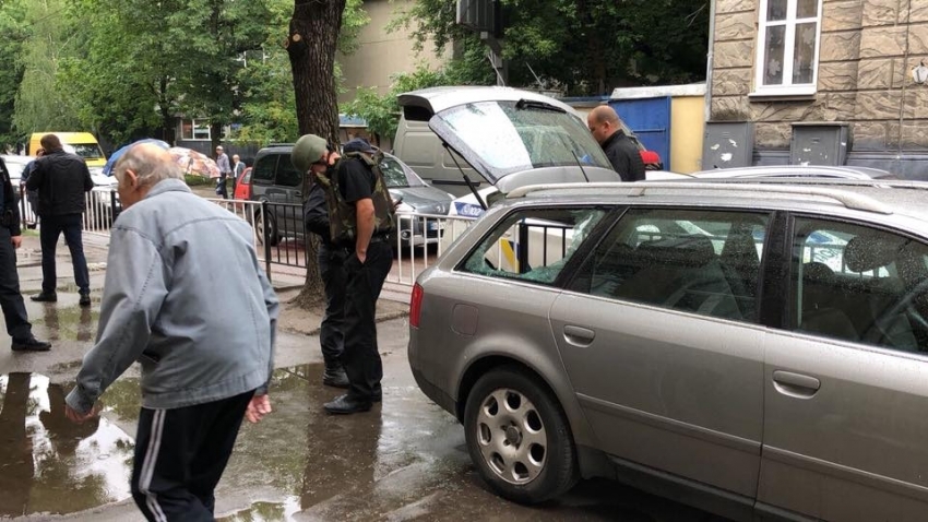 Во Львове в авто общественного активиста бросили гранату
