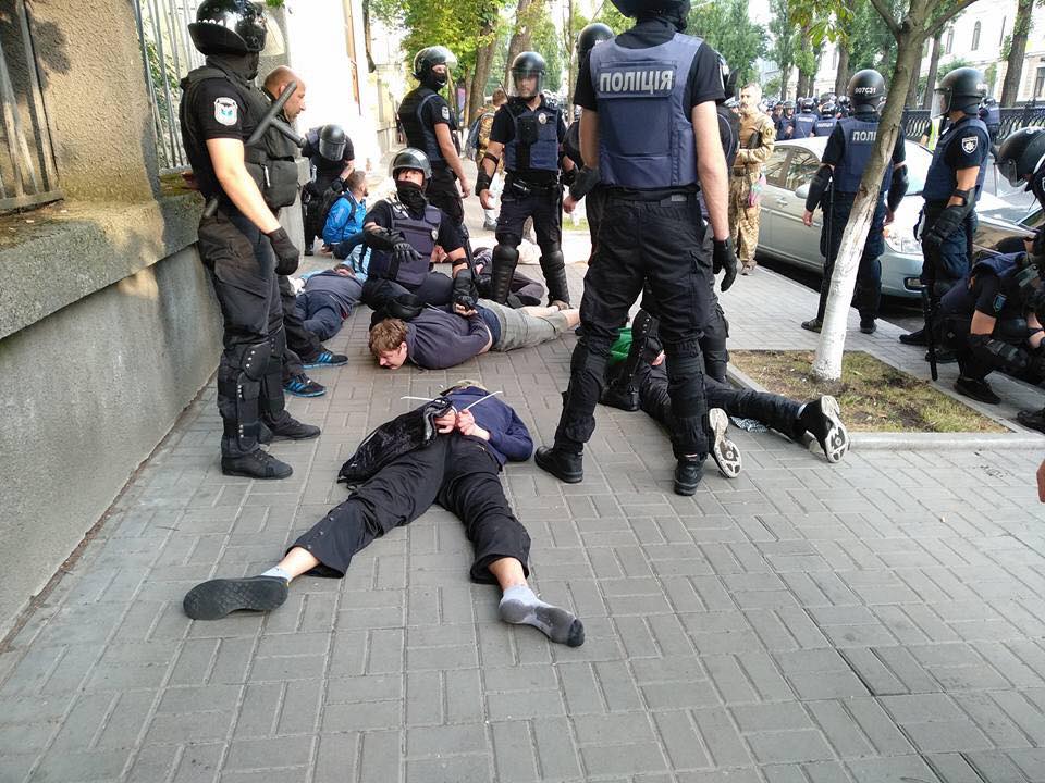 «Десятки людей были избиты, начались задержания»: В Киеве произошли столкновения из-за ЛГБТ-парада. Что сейчас происходит