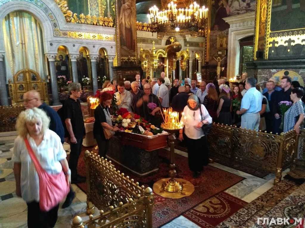 «Храм переполнен людьми и президент с премьером»: В Киеве прощаются с выдающимся украинцем