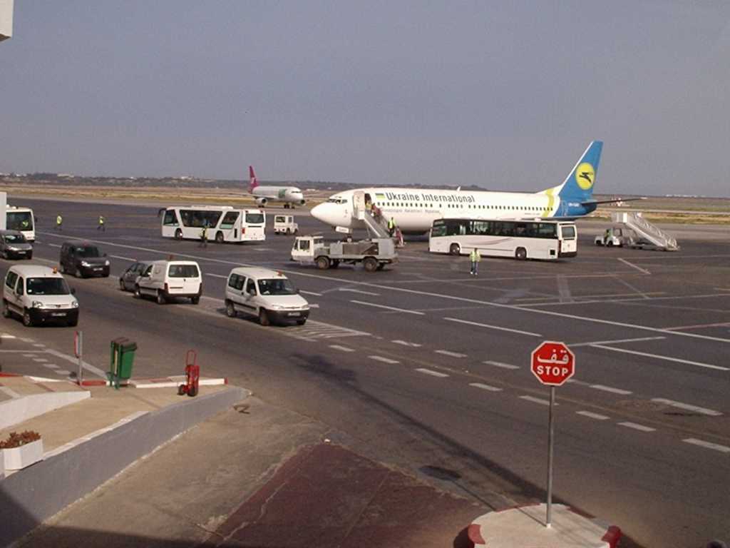 «Ничего не обещают. Говорят кто что…»: Около 300 украинцев застряло в аэропорту в Тунисе