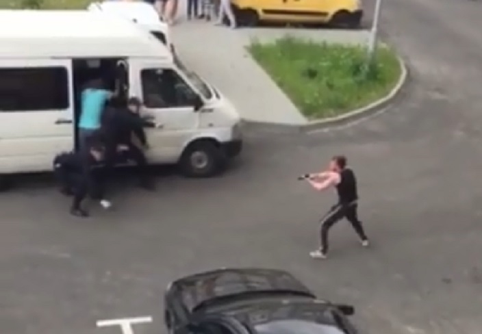 «Выхватил у полицейского пистолет и сбежал…»: В Сети появилось скандальное видео задержания украинскими полицейскими