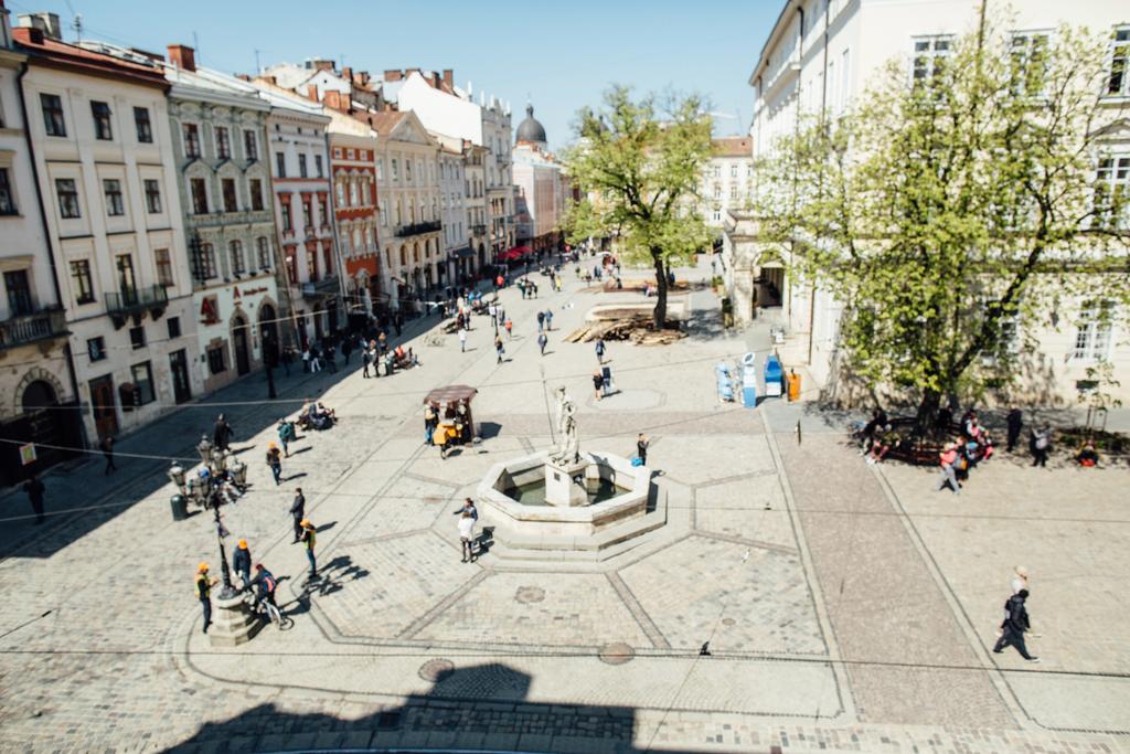 Не хуже, чем Playboy: Львовские девушки устроили откровенную фотосессию прямо на площади Рынок