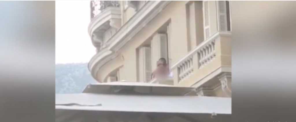 Не смогли сдержать эмоций: Влюбленная парочка занялась любовью прямо на балконе отеля у всех на глазах