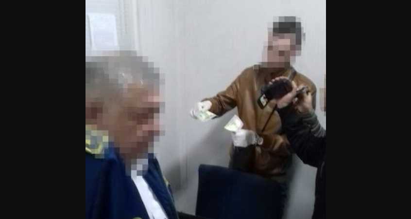 «Поймали на горячем»: Работников Львовской таможни задержали на взятке
