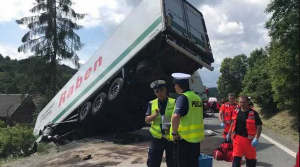Жуткая ДТП в Польше: Автобус с детьми на высокой скорости влетел в грузовик, пострадали более 40 человек