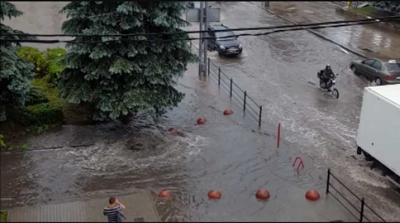 В западных областях бушует непогода: за 15-минутный ливень затопил несколько улиц Тернополя