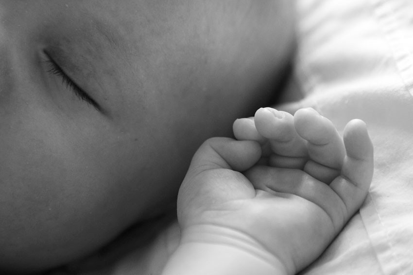 «Навалилась всем телом на голову и грудь малыша»: Пьяная мать во сне задушила своего новорожденного сына