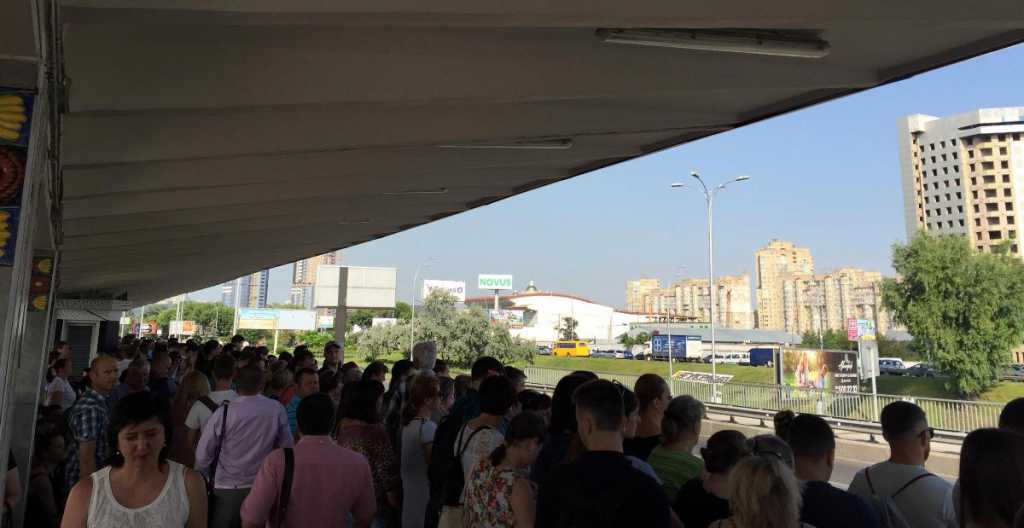 «Пассажиры падали прямо там, где стояли»: В киевском метро произошел сбой