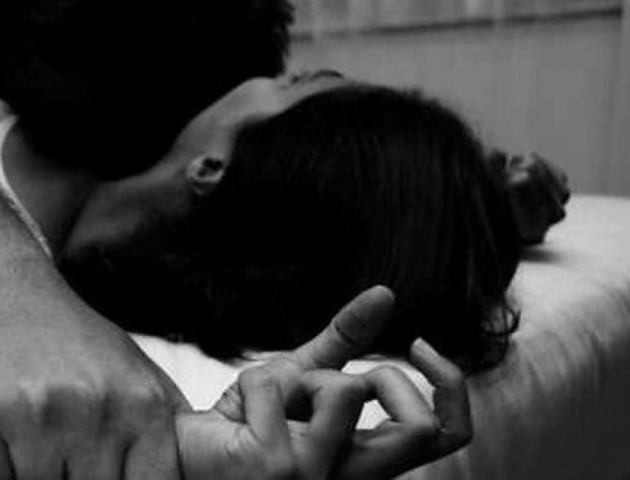 «По очереди ее насиловали, принудили к оральному с * ксу»: Двое мужчин издевались над женщиной с помощью раскаленной вилки