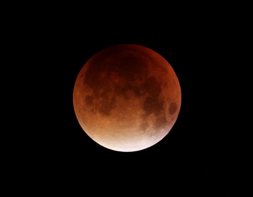 Приближается затмение века: уже назвали дату восхода «кровавой луны»