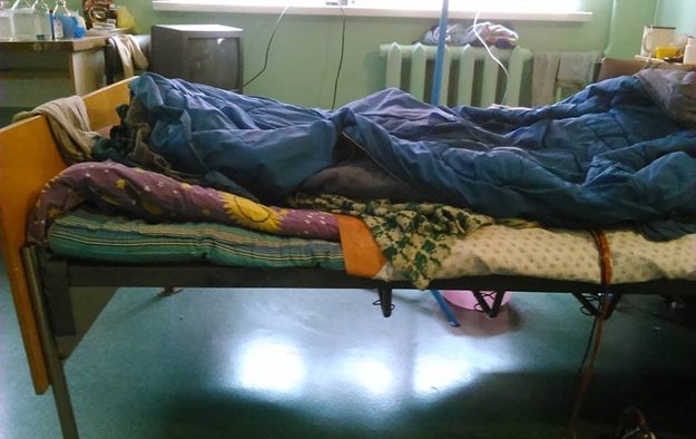 «Страшная вонь и хамовитий персонал»: украинка поделилась ужасными фото условий в одной из инфекционных больниц где лечат детей