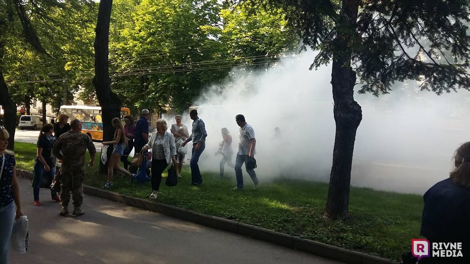 Пассажиры в панике выбегали из облака дыма: В Киеве на ходу загорелась маршрутка, набитая людьми