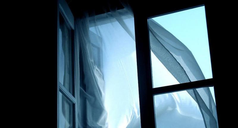 «После ссоры с бойфрендом»: В Днепре 13-летняя девушка выпрыгнула из окна восьмого этажа