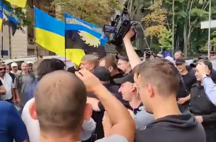 Прямо в центре Киева: министр и нардеп устроили драку на глазах у активистов