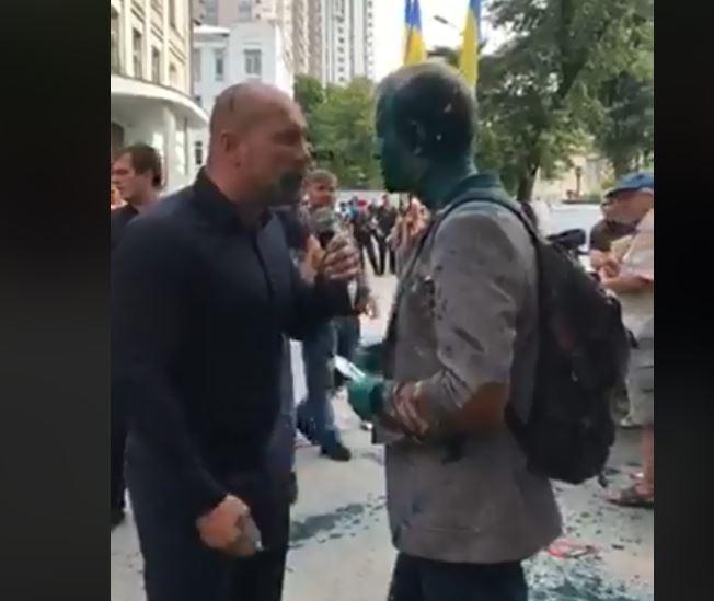 «Облили зеленкой и забросали» рошеновскими «тортами»: Активисты набросились на Шабунина у здания САП (Видео)