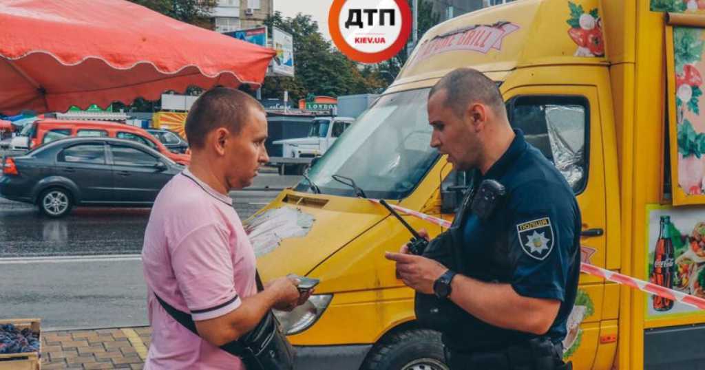 В Киеве продавец шаурмы пырнул ножом клиента