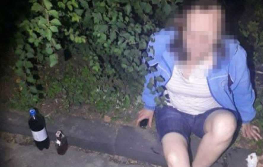 В Тернополе маленький мальчик едва не попал под колеса машины, пока его мать распивала спиртные напитки