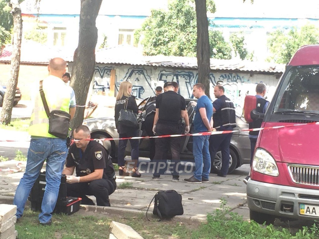 Вел наблюдение во дворе дома: В Киеве расстреляли полицейского