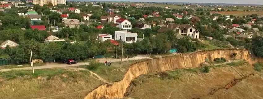 В Одесской области масштабный оползень: Сотни туристов оказались в ловушке