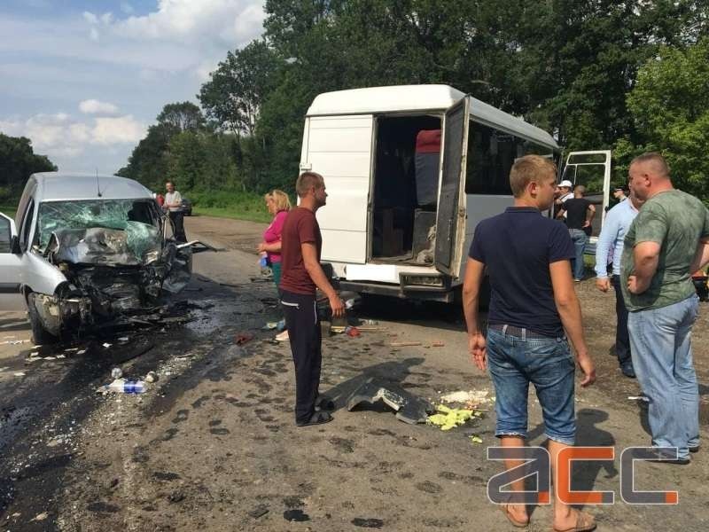 «Водителя раздавило металлом»: На Буковине маршрутка влетела в микроавтобус. 9 пострадавших срочно госпитализировано