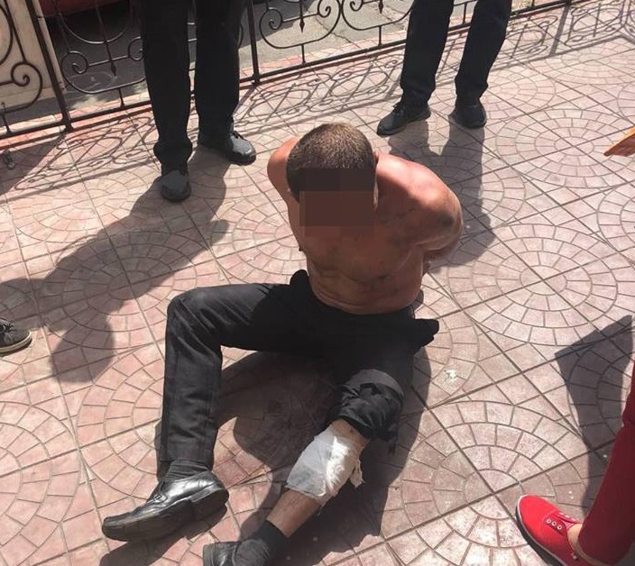 В Киеве полицейские прострелили ногу мужчине: Пострадавший бросался на патрульных с ножом