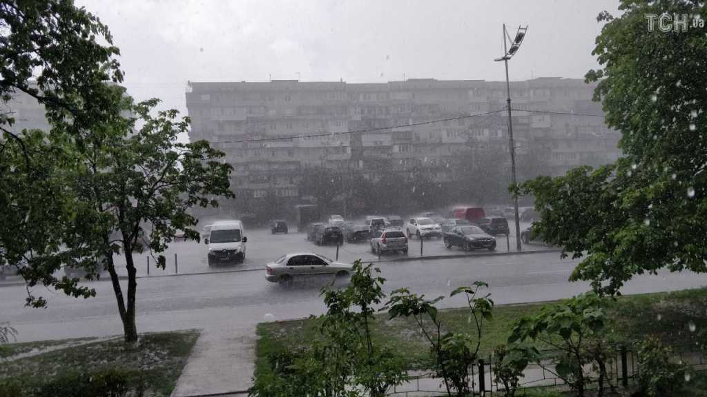 Мощный ливень накрыл столицу: машины плавали по затопленным улицам (ФОТО)